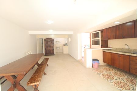 Casa para alugar com 280m², 3 quartos e 2 vagasFundos da casa