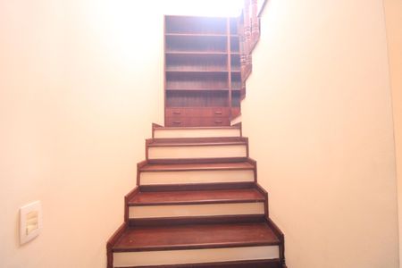 Casa para alugar com 280m², 3 quartos e 2 vagasEscada