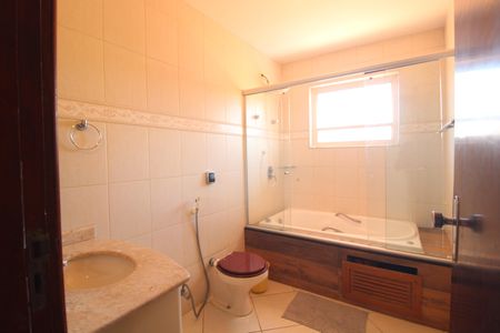 Casa para alugar com 280m², 3 quartos e 2 vagasBanheiro comum