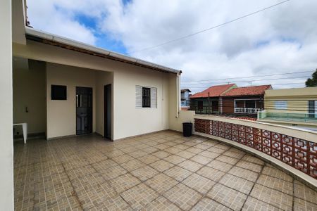 Casa para alugar com 102m², 2 quartos e 1 vaga Casa para alugar com 102m², 2 quartos e 1 vagaVaranda
