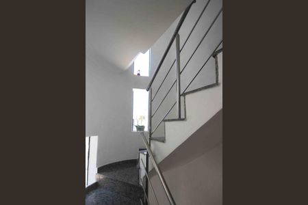 Casa de condomínio à venda com 137m², 3 quartos e sem vagaEscada