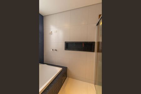 Casa de condomínio à venda com 301m², 3 quartos e 4 vagasBanheiro da Suíte 1