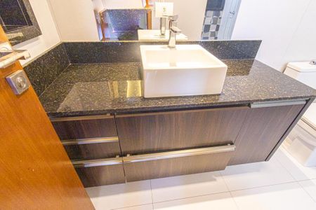 Casa de condomínio à venda com 301m², 3 quartos e 4 vagasBanheiro da Suíte 2