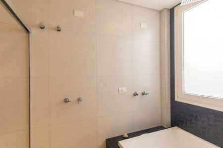 Casa de condomínio à venda com 301m², 3 quartos e 4 vagasBanheiro da Suíte 1