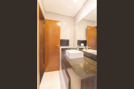 Casa de condomínio à venda com 301m², 3 quartos e 4 vagasBanheiro da Suíte 2