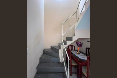 Casa para alugar com 135m², 2 quartos e 2 vagasEscada