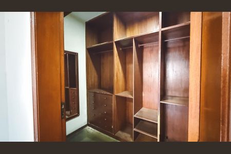 Casa à venda com 248m², 4 quartos e 7 vagasCloset da suíte