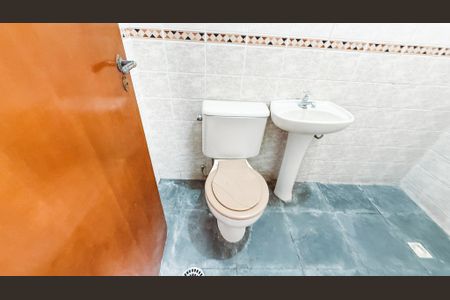 Casa à venda com 248m², 4 quartos e 7 vagasBanheiro de serviço