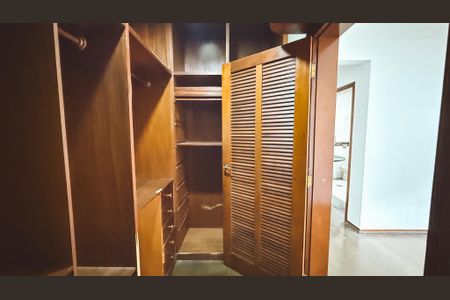 Casa à venda com 248m², 4 quartos e 7 vagasCloset da suíte