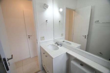 Casa de condomínio para alugar com 220m², 3 quartos e 4 vagasBanheiro Suíte 2