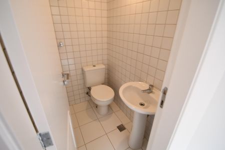 Casa de condomínio para alugar com 220m², 3 quartos e 4 vagasBanheiro de serviço