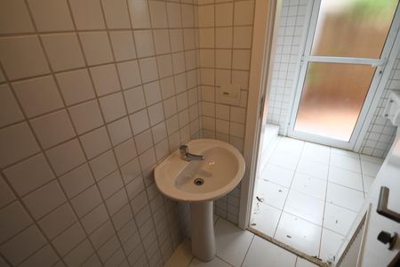 Casa de condomínio para alugar com 220m², 3 quartos e 4 vagasBanheiro de serviço