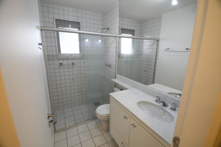 Casa de condomínio para alugar com 220m², 3 quartos e 4 vagasBanheiro Suíte 3