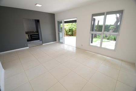 Casa de condomínio para alugar com 220m², 3 quartos e 4 vagasSala 1