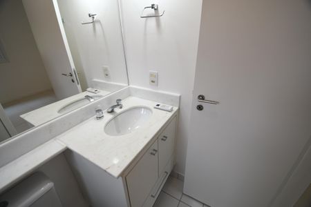 Casa de condomínio para alugar com 220m², 3 quartos e 4 vagasBanheiro Suíte 1