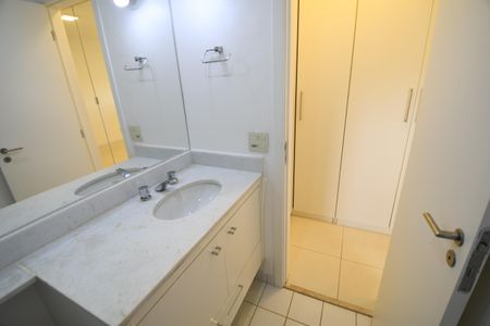 Casa de condomínio para alugar com 220m², 3 quartos e 4 vagasBanheiro Suíte 3