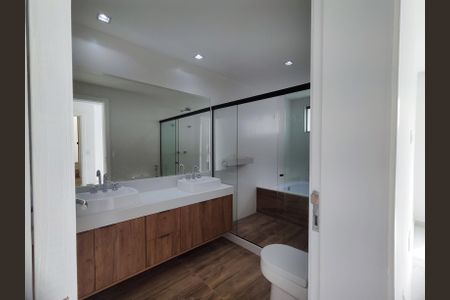 Casa de condomínio para alugar com 315m², 4 quartos e 2 vagasBanheiro da Suíte 2