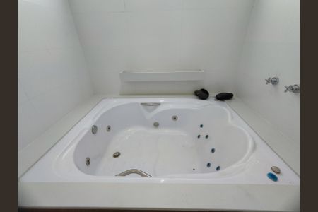 Casa de condomínio para alugar com 315m², 4 quartos e 2 vagasBanheiro da Suíte 2