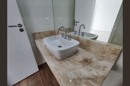 Casa de condomínio para alugar com 315m², 4 quartos e 2 vagasBanheiro da Suíte 1