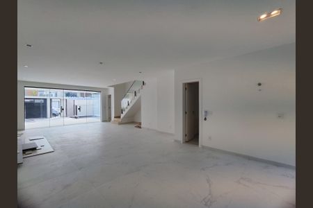 Sala de casa de condomínio para alugar com 4 quartos, 315m² em Recreio dos Bandeirantes, Rio de Janeiro