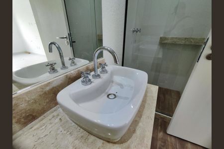 Casa de condomínio para alugar com 315m², 4 quartos e 2 vagasBanheiro da Suíte 4