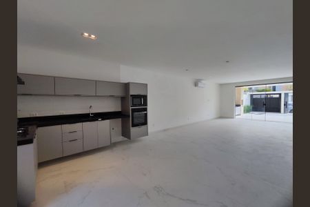 Casa de condomínio para alugar com 315m², 4 quartos e 2 vagasSala