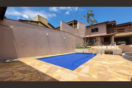 Casa à venda com 340m², 3 quartos e 3 vagas Casa à venda com 340m², 3 quartos e 3 vagasPiscina