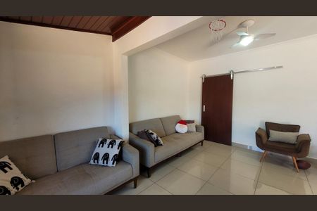 Casa à venda com 340m², 3 quartos e 3 vagas Casa à venda com 340m², 3 quartos e 3 vagasSala