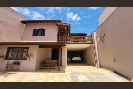 Casa à venda com 340m², 3 quartos e 3 vagas Casa à venda com 340m², 3 quartos e 3 vagasFachada