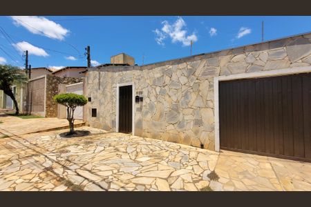 Casa à venda com 340m², 3 quartos e 3 vagas Casa à venda com 340m², 3 quartos e 3 vagasFachada