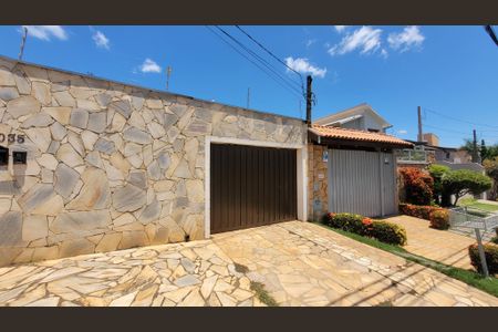 Casa à venda com 340m², 3 quartos e 3 vagas Casa à venda com 340m², 3 quartos e 3 vagasFachada