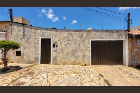 Casa à venda com 340m², 3 quartos e 3 vagas Casa à venda com 340m², 3 quartos e 3 vagasFachada