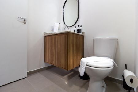 Banheiro de kitnet/studio para alugar com 1 quarto, 24m² em Vila Madalena, São Paulo