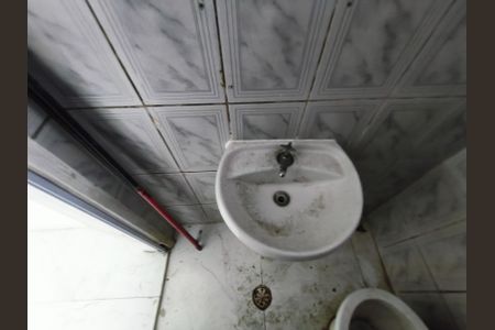 Banheiro de kitnet/studio para alugar com 1 quarto, 28m² em Liberdade, São Paulo