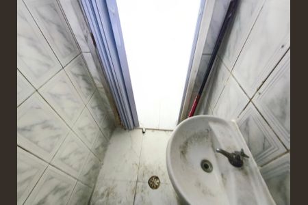 Banheiro de kitnet/studio para alugar com 1 quarto, 28m² em Liberdade, São Paulo