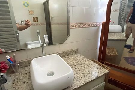 Casa para alugar com 300m², 4 quartos e 5 vagasBanheiro 2