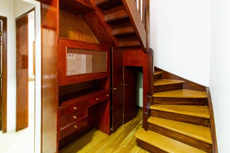 Casa para alugar com 80m², 2 quartos e 1 vagaEscada