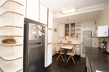 Casa para alugar com 384m², 4 quartos e 3 vagas Casa para alugar com 384m², 4 quartos e 3 vagasCozinha - Armários