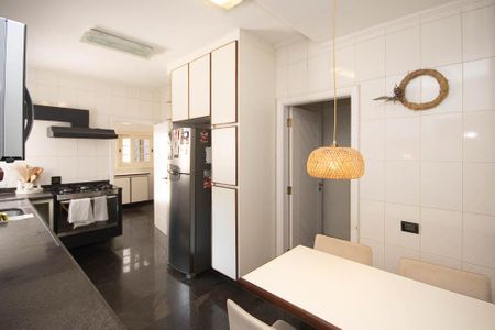Casa para alugar com 384m², 4 quartos e 3 vagas Casa para alugar com 384m², 4 quartos e 3 vagasCozinha - Armários