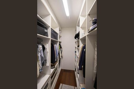 Casa para alugar com 384m², 4 quartos e 3 vagas Casa para alugar com 384m², 4 quartos e 3 vagasCloset
