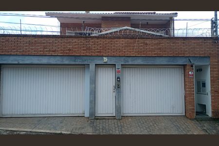 Casa para alugar com 384m², 4 quartos e 3 vagas Casa para alugar com 384m², 4 quartos e 3 vagasFachada