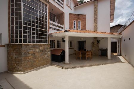 Casa para alugar com 384m², 4 quartos e 3 vagas Casa para alugar com 384m², 4 quartos e 3 vagasQuintal