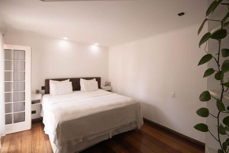 Casa para alugar com 384m², 4 quartos e 3 vagas Casa para alugar com 384m², 4 quartos e 3 vagasSuíte