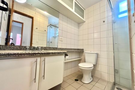 Banheiro de apartamento para alugar com 1 quarto, 45m² em Vila Guarani (zona Sul), São Paulo