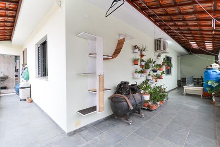 Casa à venda com 330m², 5 quartos e 2 vagas Casa à venda com 330m², 5 quartos e 2 vagasCasa 1 - Corredor externo