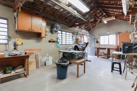 Casa à venda com 330m², 5 quartos e 2 vagas Casa à venda com 330m², 5 quartos e 2 vagasOficina