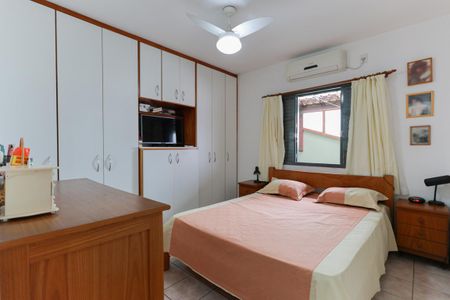 Casa à venda com 330m², 5 quartos e 2 vagas Casa à venda com 330m², 5 quartos e 2 vagasCasa 1 - Quarto 1