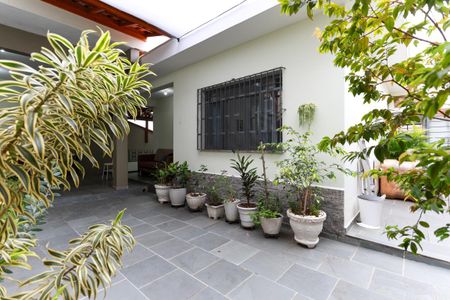 Casa à venda com 330m², 5 quartos e 2 vagas Casa à venda com 330m², 5 quartos e 2 vagasCasa 1 - Corredor externo