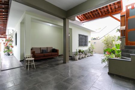 Casa à venda com 330m², 5 quartos e 2 vagas Casa à venda com 330m², 5 quartos e 2 vagasCasa 1 - Corredor externo