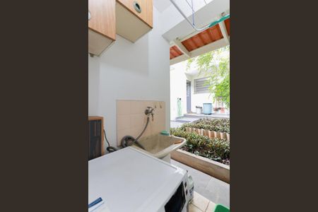 Casa à venda com 330m², 5 quartos e 2 vagas Casa à venda com 330m², 5 quartos e 2 vagasCasa 3 - Área de serviço